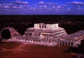 Piramide. Il tempio dei Guerrieri a Chichén Itzá, edificio tolteco del periodo postclassico.De Agostini Picture Library/M. Seemuller Piramide. Il tempio dei Guerrieri a Chichén Itzá, edificio tolteco del periodo postclassico.De Agostini Picture Library/M. Seemuller