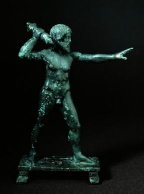 Zeus raffigurato in un bronzetto mentre lancia il fulmine (Atene, Museo Archeologico Nazionale).De Agostini Picture Library/G. Nimatallah Zeus raffigurato in un bronzetto mentre lancia il fulmine (Atene, Museo Archeologico Nazionale).De Agostini Picture Library/G. Nimatallah