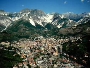 Carrara. Una veduta aerea della città ai piedi delle Alpi Apuane.De Agostini Picture Library/Pubbliaerfoto Carrara. Una veduta aerea della città ai piedi delle Alpi Apuane.De Agostini Picture Library/Pubbliaerfoto
