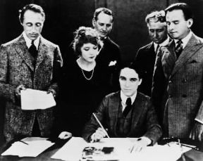 Charles Spencer Chaplin mentre firma l'atto di costituzione dell'United Artists nel 1919.De Agostini Picture Library Charles Spencer Chaplin mentre firma l'atto di costituzione dell'United Artists nel 1919.De Agostini Picture Library