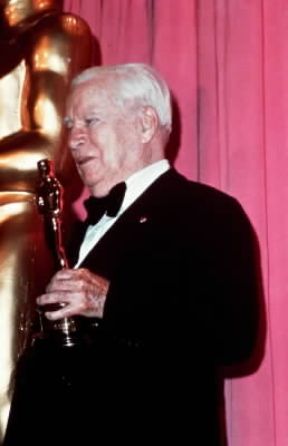 Charles Spencer Chaplin con l'Oscar alla carriera nel 1972.De Agostini Picture Library Charles Spencer Chaplin con l'Oscar alla carriera nel 1972.De Agostini Picture Library