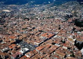 L'Aquila. Veduta aerea della città .De Agostini Picture Library/ Pubbli Aer Foto L'Aquila. Veduta aerea della città .De Agostini Picture Library/ Pubbli Aer Foto
