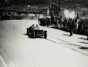 Mille miglia. La coppia Campari-Sozzi nella corsa del 1932.De Agostini Picture Library Mille miglia. La coppia Campari-Sozzi nella corsa del 1932.De Agostini Picture Library