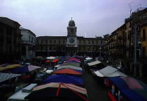 Padova . L'Arco dell'Orologio (1532) di G. M. Falconetto e il mercato che si tiene nella piazza dei Signori ad esso antistante.De Agostini Picture Library/A. Vergani Padova . L'Arco dell'Orologio (1532) di G. M. Falconetto e il mercato che si tiene nella piazza dei Signori ad esso antistante.De Agostini Picture Library/A. Vergani