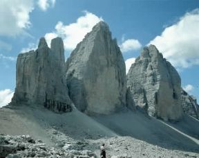 Tre Cime di Lavaredo. Una veduta del gruppo montuoso dolomitico.De Agostini Picture Library/G. Barone Tre Cime di Lavaredo. Una veduta del gruppo montuoso dolomitico.De Agostini Picture Library/G. Barone
