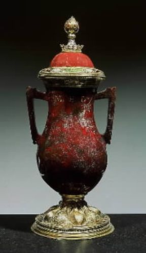 Glittica. Vaso biansato in diaspro e argento dorato e smaltato, sec. XIV-XV (Firenze, Museo degli Argenti).De Agostini Picture Library / A. Dagli Orti Glittica. Vaso biansato in diaspro e argento dorato e smaltato, sec. XIV-XV (Firenze, Museo degli Argenti).De Agostini Picture Library / A. Dagli Orti