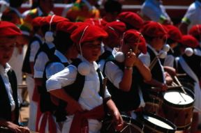 Baschi. Gruppo di bambini durante la sfilata di S. Firmino a Pamplona.De Agostini Picture Library/A. Vergani Baschi. Gruppo di bambini durante la sfilata di S. Firmino a Pamplona.De Agostini Picture Library/A. Vergani