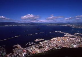 Gibilterra. Veduta del porto, protetto da due lunghi moli foranei che si protendono nella baia di Algeciras.De Agostini Picture Library/C. Sappa Gibilterra. Veduta del porto, protetto da due lunghi moli foranei che si protendono nella baia di Algeciras.De Agostini Picture Library/C. Sappa