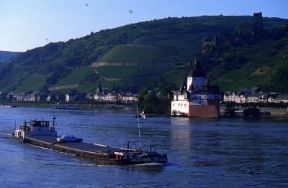 Chiatta in navigazione lungo il Reno.De Agostini Picture Library/A. Vergani