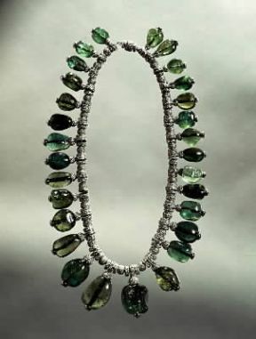 Collana in platino con diamanti e smeraldi (sec. XX).De Agostini Picture Library / A. Dagli Orti Collana in platino con diamanti e smeraldi (sec. XX).De Agostini Picture Library / A. Dagli Orti