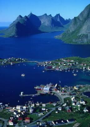 Isole Lofoten. Una veduta di Reine, nell'isola di Moskenesøya.De Agostini Picture Library/G. Roli Isole Lofoten. Una veduta di Reine, nell'isola di Moskenesøya.De Agostini Picture Library/G. Roli