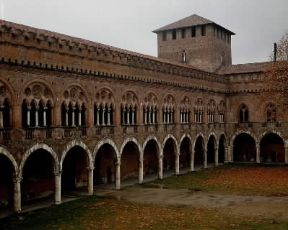 Pavia. Il cortile del castello visconteo, con una delle torri angolari.De Agostini Picture Library/A. Dagli Orti Pavia. Il cortile del castello visconteo, con una delle torri angolari.De Agostini Picture Library/A. Dagli Orti