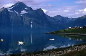 Scandinavia. Il Lyngenfjord dominato dai monti della penisola di Lyngen.De Agostini Picture Library / G. Roli Scandinavia. Il Lyngenfjord dominato dai monti della penisola di Lyngen.De Agostini Picture Library / G. Roli