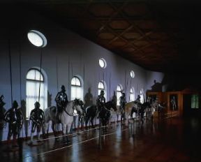Armeria. Sala delle armature del castello di Ambras a Innsbruck.De Agostini Picture Library/G. Nimatallah Armeria. Sala delle armature del castello di Ambras a Innsbruck.De Agostini Picture Library/G. Nimatallah