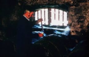 Cognac. Controllo della qualità del distillato, nella fase di invecchiamento in botti di rovere.De Agostini Picture Library/G. Sioën Cognac. Controllo della qualità del distillato, nella fase di invecchiamento in botti di rovere.De Agostini Picture Library/G. Sioën