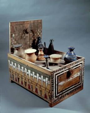 Cosmesi. Cofanetto per cosmetici del corredo funebre di una tomba egiziana (Torino, Museo Egizio).De Agostini Picture Library / G. Dagli Orti Cosmesi. Cofanetto per cosmetici del corredo funebre di una tomba egiziana (Torino, Museo Egizio).De Agostini Picture Library / G. Dagli Orti