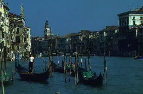 Gondola. Ormeggio a Canal Grande.De Agostini Picture Library / A. Vergani Gondola. Ormeggio a Canal Grande.De Agostini Picture Library / A. Vergani