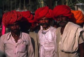 India . Uomini con turbante rosso, un copricapo assai diffuso nello Stato del Rajasthan.De Agostini Picture Library/G. Sioën India . Uomini con turbante rosso, un copricapo assai diffuso nello Stato del Rajasthan.De Agostini Picture Library/G. Sioën