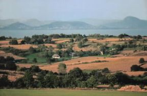 Lago Balaton. Veduta del bassopiano e, sullo sfondo, il lago.De Agostini Picture Library / F. Cappelle Lago Balaton. Veduta del bassopiano e, sullo sfondo, il lago.De Agostini Picture Library / F. Cappelle
