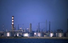 Veneto. Una raffineria a Marghera, centro industriale della Laguna Veneta.De Agostini Picture Library/A. Vergani Veneto. Una raffineria a Marghera, centro industriale della Laguna Veneta.De Agostini Picture Library/A. Vergani
