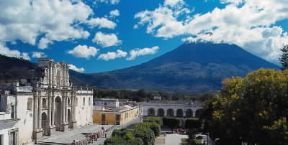 Antigua o Antigua Guatemala. La cattedrale della città con sullo sfondo il vulcano Agua.De Agostini Picture Library/ 2 P Antigua o Antigua Guatemala. La cattedrale della città con sullo sfondo il vulcano Agua.De Agostini Picture Library/ 2 P