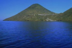 Isole Eolie. Veduta di monte dei Porri nell'isola di Salina.De Agostini Picture Library/M. Leigheb Isole Eolie. Veduta di monte dei Porri nell'isola di Salina.De Agostini Picture Library/M. Leigheb