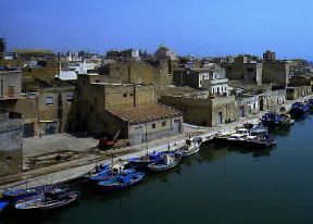 Mazara del Vallo. Scorcio del porto-canale della località , sede della più importante flotta peschereccia italiana.De Agostini Picture Library/M. Leigheb Mazara del Vallo. Scorcio del porto-canale della località , sede della più importante flotta peschereccia italiana.De Agostini Picture Library/M. Leigheb