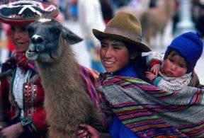 PerÃº. Donna indio con il bambino.De Agostini Picture Library/M. Bertinetti