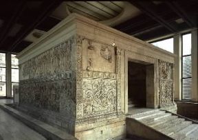 Ara Pacis. Il recinto quadrangolare ornato di rilievi.De Agostini Picture Library/G. Nimatallah Ara Pacis. Il recinto quadrangolare ornato di rilievi.De Agostini Picture Library/G. Nimatallah