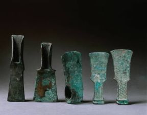 Ascia. Asce risalenti all'Età del ferro (Bologna, Museo Archeologico).De Agostini Picture Library/A. De Gregorio Ascia. Asce risalenti all'Età del ferro (Bologna, Museo Archeologico).De Agostini Picture Library/A. De Gregorio