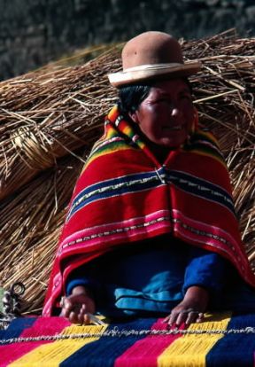 Bolivia. Donna impegnata nella tessitura.De Agostini Picture Library/G.Sioën Bolivia. Donna impegnata nella tessitura.De Agostini Picture Library/G.Sioën
