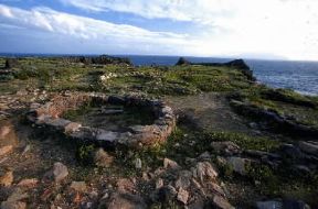 Bronzo. Resti di un villaggio della facies Milazzese nell'isola di Panarea (arcipelago delle Eolie).De Agostini Picture Library/G. Roli