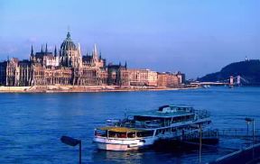 Budapest. Il palazzo del Parlamento eretto (1883-1906) sulle rive del Danubio nell'antica Pest.De Agostini Picture Library Budapest. Il palazzo del Parlamento eretto (1883-1906) sulle rive del Danubio nell'antica Pest.De Agostini Picture Library