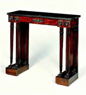 Console inglese in mogano del sec. XIX, ispirata al gusto egiziano diffuso dall'architetto T. Hope.De Agostini Picture Library / A.C. Cooper Console inglese in mogano del sec. XIX, ispirata al gusto egiziano diffuso dall'architetto T. Hope.De Agostini Picture Library / A.C. Cooper