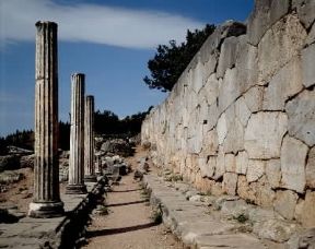 Delfi . Uno scorcio del tempio di Apollo.De Agostini Picture Library/G. Dagli Orti Delfi . Uno scorcio del tempio di Apollo.De Agostini Picture Library/G. Dagli Orti