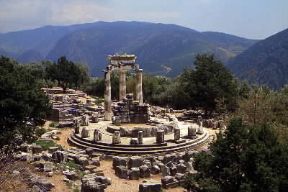 Delfi . La thólos nel santuario di Atena Pronaia.De Agostini Picture Library/G. Dagli Orti Delfi . La thólos nel santuario di Atena Pronaia.De Agostini Picture Library/G. Dagli Orti