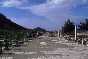 Efeso . La via Arcadiana, una delle principali strade della città .De Agostini Picture Library/G. Sioën Efeso . La via Arcadiana, una delle principali strade della città .De Agostini Picture Library/G. Sioën