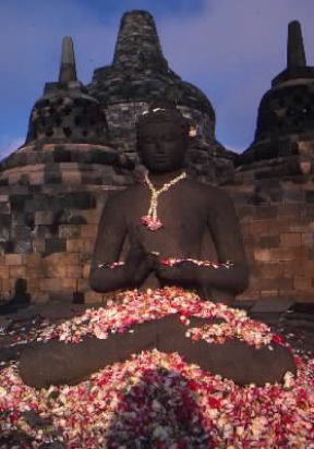 Giava. Buddha coperto da petali di fiori in una notte di luna piena nel tempio di Barabudur.De Agostini Picture Library/M. Bertinetti Giava. Buddha coperto da petali di fiori in una notte di luna piena nel tempio di Barabudur.De Agostini Picture Library/M. Bertinetti