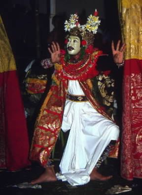 Indonesia . Danzatore di wayang topeng.De Agostini Picture Library/M. Bertinetti Indonesia . Danzatore di wayang topeng.De Agostini Picture Library/M. Bertinetti