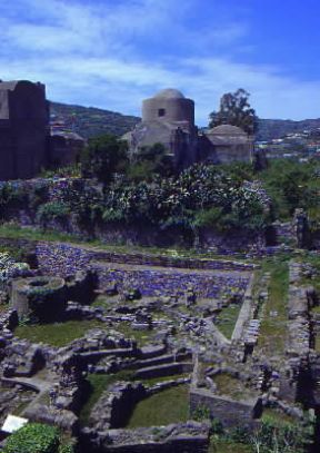Lipari. Una veduta degli scavi sul Castello che hanno riportato alla luce una stratigrafia archeologica (dall'Età del Bronzo all'epoca romana) di grande interesse.De Agostini Picture Library/ G. Roli Lipari. Una veduta degli scavi sul Castello che hanno riportato alla luce una stratigrafia archeologica (dall'Età del Bronzo all'epoca romana) di grande interesse.De Agostini Picture Library/ G. Roli