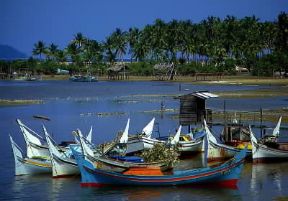 Malaysia. Villaggio di pescatori a Kuala Terengganu;la pesca è un'attività molto diffusa tra i Malesi.De Agostini Picture Library/N. Cirani Malaysia. Villaggio di pescatori a Kuala Terengganu;la pesca è un'attività molto diffusa tra i Malesi.De Agostini Picture Library/N. Cirani