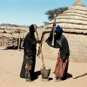 Niger. Donne tuaregh pestano il miglio.De Agostini Picture Library / N. Cirani Niger. Donne tuaregh pestano il miglio.De Agostini Picture Library / N. Cirani