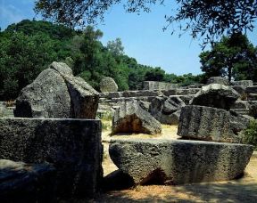 Olimpia . Uno scorcio dei resti del tempio di Zeus (470-456 a. C.).De Agostini Picture Library/G. Dagli Orti Olimpia . Uno scorcio dei resti del tempio di Zeus (470-456 a. C.).De Agostini Picture Library/G. Dagli Orti