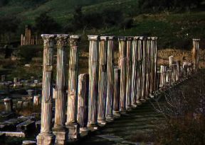 Pergamo. Il portico settentrionale del tempio di Asclepio.De Agostini Picture Library/G. Sioën Pergamo. Il portico settentrionale del tempio di Asclepio.De Agostini Picture Library/G. Sioën