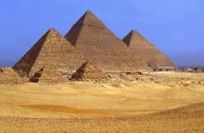Piramide. Veduta delle piramidi di Cheope, Chefren e Micerino a El Gîza.De Agostini Picture Library/A. Vergani Piramide. Veduta delle piramidi di Cheope, Chefren e Micerino a El Gîza.De Agostini Picture Library/A. Vergani