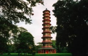 Sir William Chambers. La pagoda realizzata nel parco di Kew Palace (Surrey).De Agostini Picture Library/G. Wright Sir William Chambers. La pagoda realizzata nel parco di Kew Palace (Surrey).De Agostini Picture Library/G. Wright