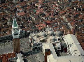Veneto. Veduta aerea di Venezia con la basilica di San Marco in primo piano.De Agostini Picture Library/Pubbli Aer Foto Veneto. Veduta aerea di Venezia con la basilica di San Marco in primo piano.De Agostini Picture Library/Pubbli Aer Foto