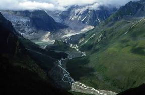 Bhutan . Un'impervia valle del Pho Chu.De Agostini Picture Library/G. de Vecchi Bhutan . Un'impervia valle del Pho Chu.De Agostini Picture Library/G. de Vecchi