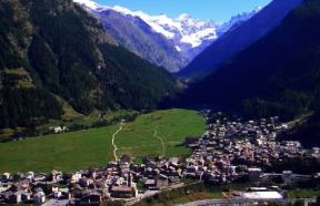 Cogne. Veduta panoramica del paese con, sullo sfondo, il Gran Paradiso.De Agostini Picture Library/N. Cirani Cogne. Veduta panoramica del paese con, sullo sfondo, il Gran Paradiso.De Agostini Picture Library/N. Cirani