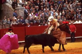 Corrida. Il picador frena la carica del toro.De Agostini Picture Library / C. Sappa Corrida. Il picador frena la carica del toro.De Agostini Picture Library / C. Sappa